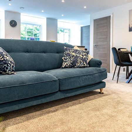 Stylish & Contemporary 2-Bed Townhouse - Parking - Wi-Fi - Netflix Apartment Уърксоп Екстериор снимка